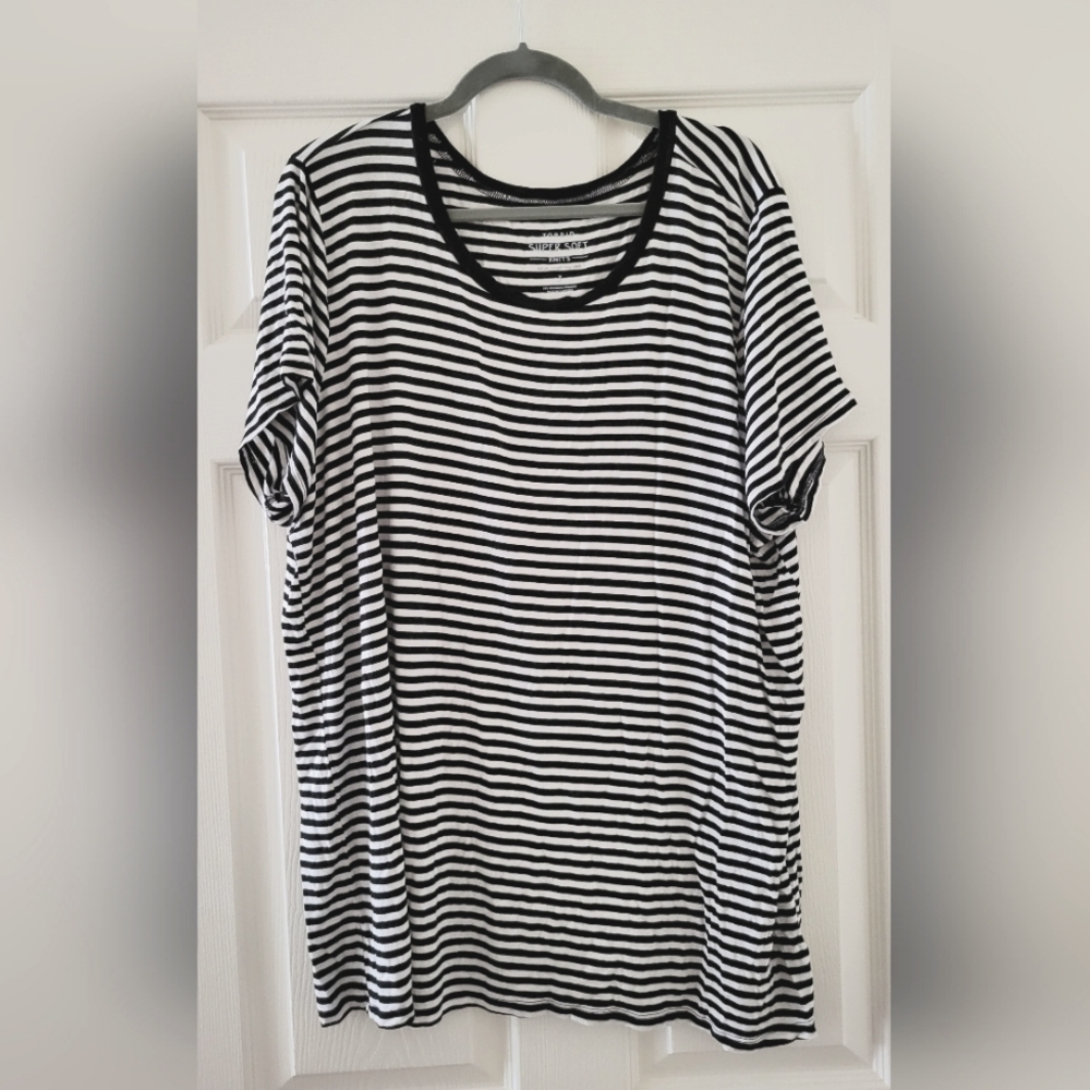 2/$16 Torrid Super Soft Knit Tee - Size 3